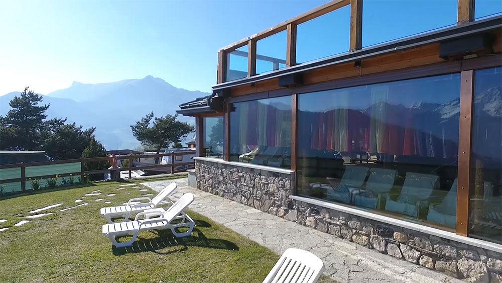 Area piscina con lettini e spazio giochi per bambini