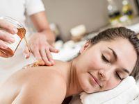 Donna riceve massaggio relax con cirmolo