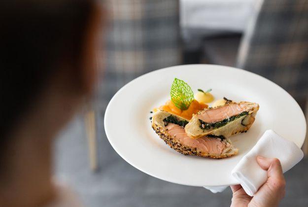 Cameriere serve secondo piatto