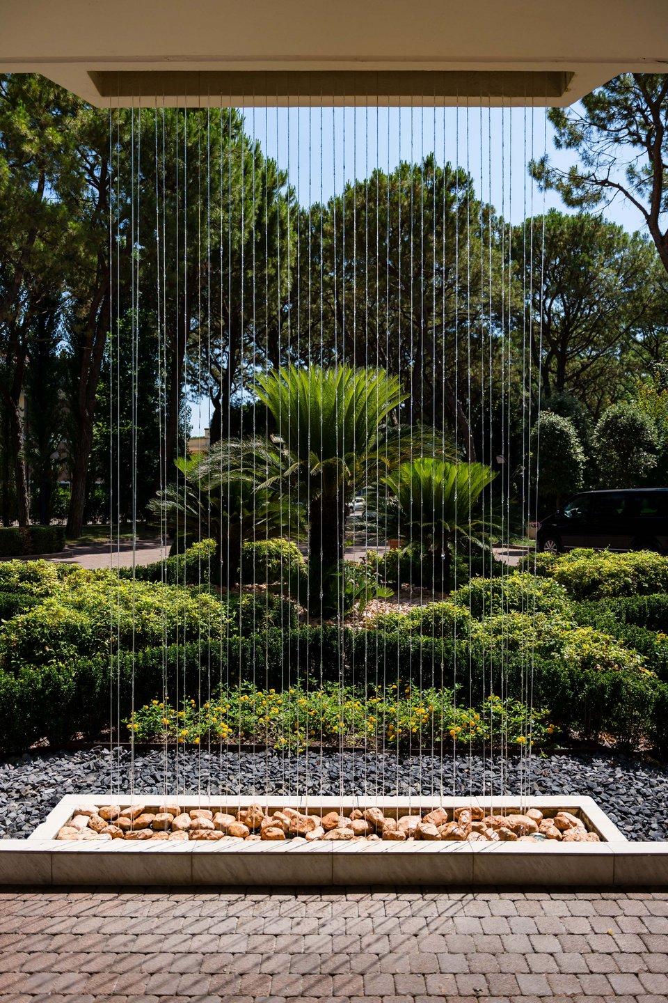 Fontana d'acqua moderna nel giardino