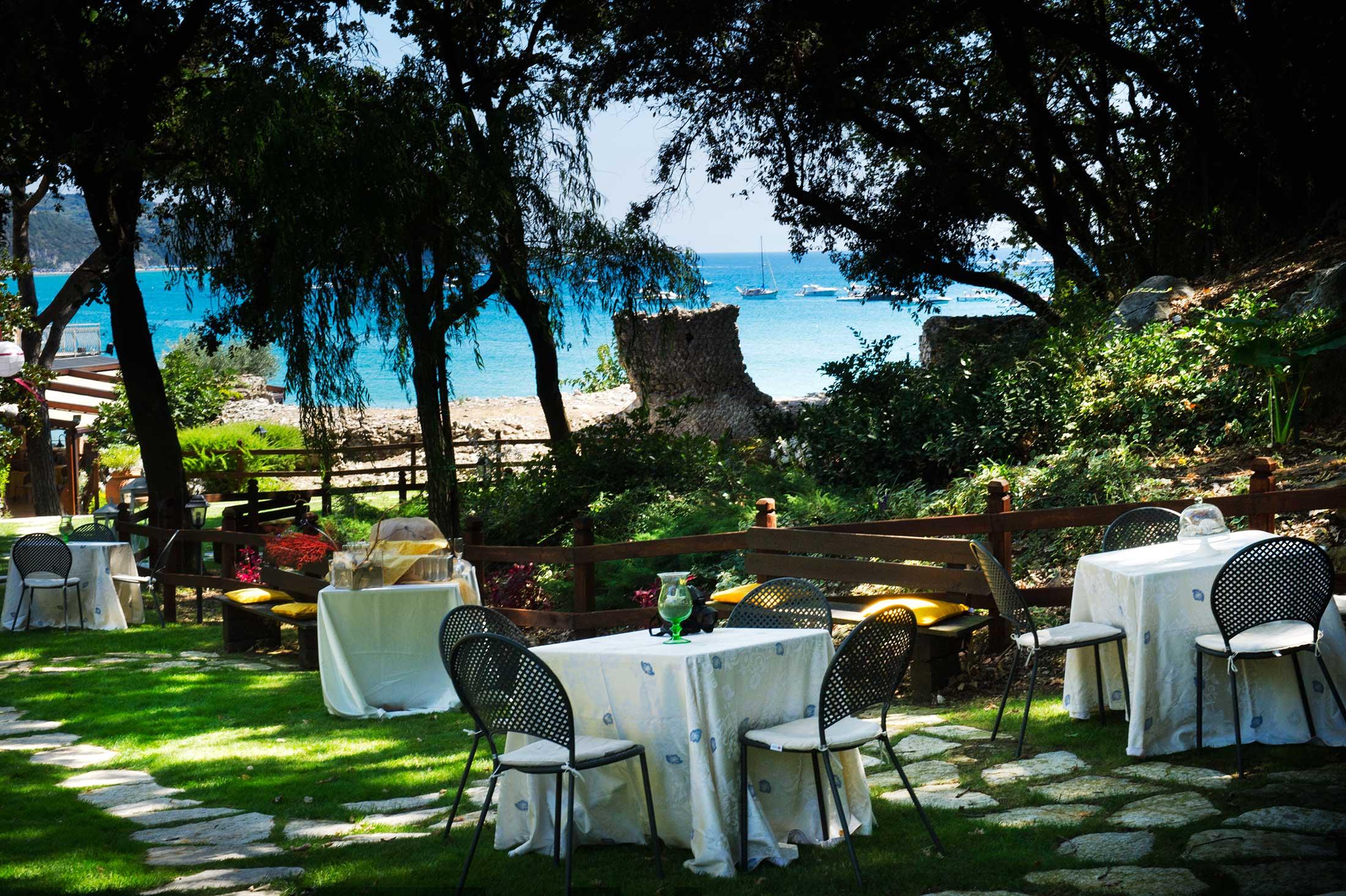 Buffet esterno con vista mare