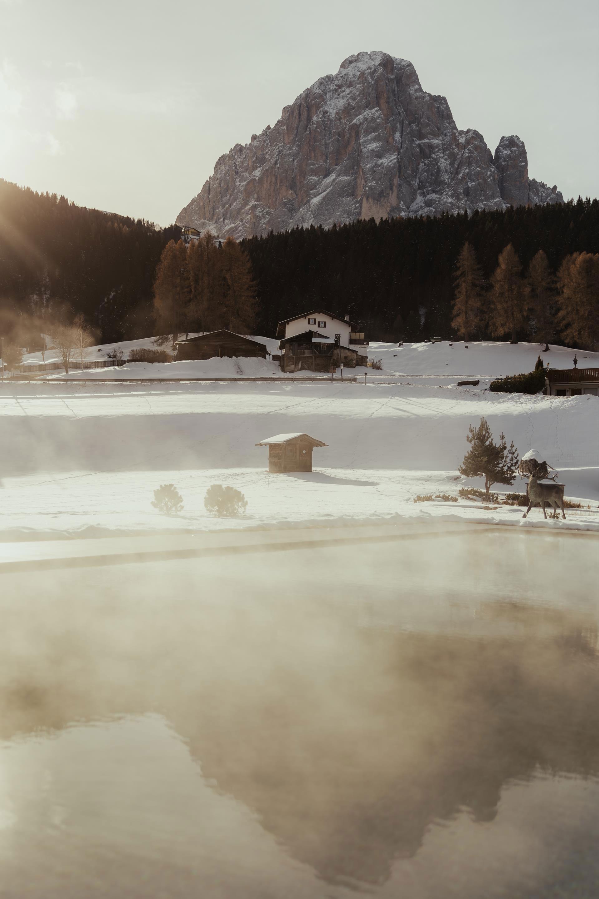 Piscina indoor con vista panoramica