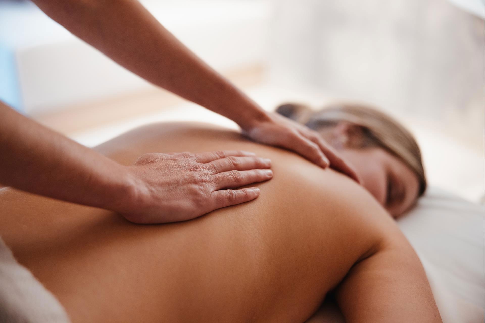 Donna che riceve un massaggio nell'area beauty e spa