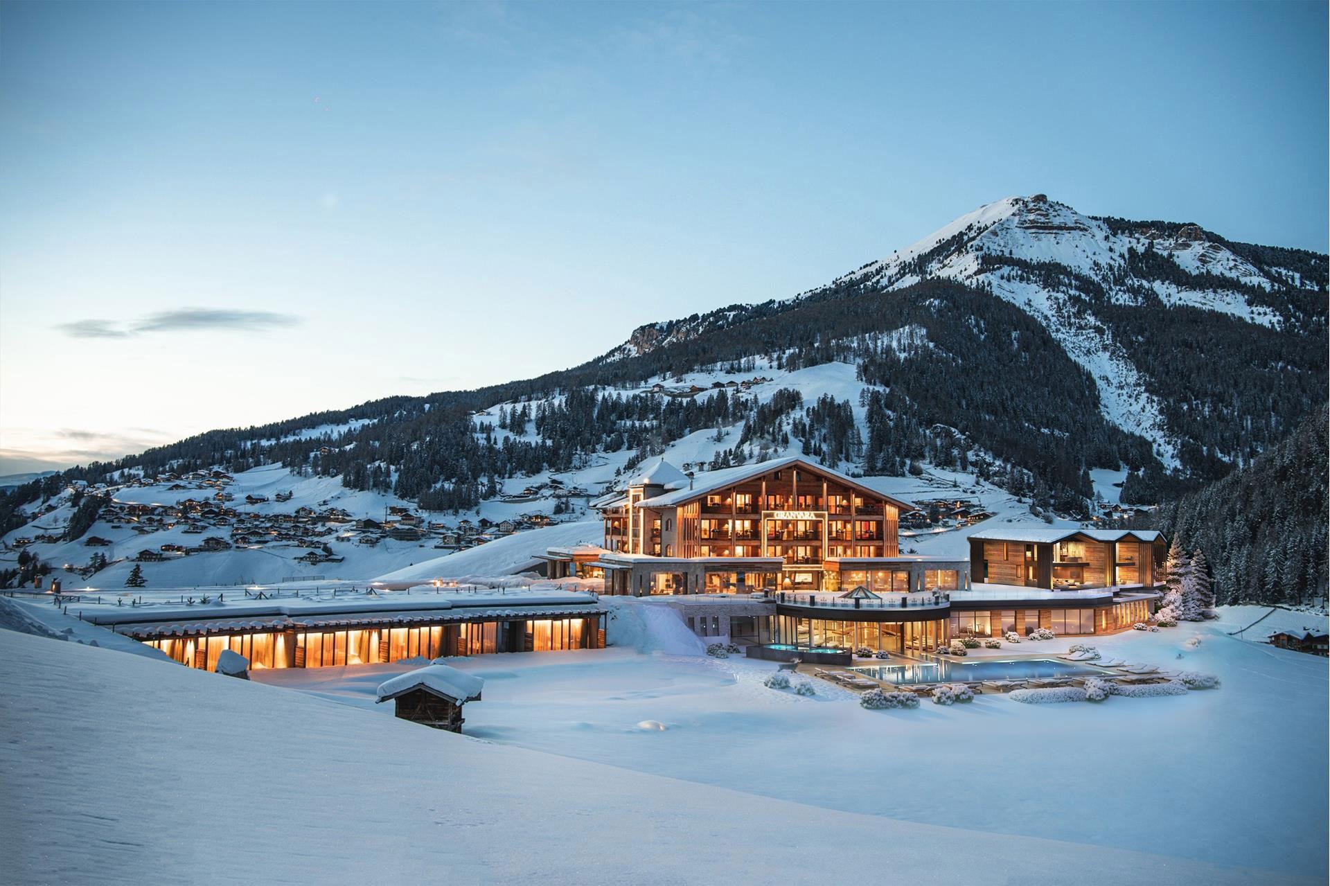 Hotel Granvara circondato da paesaggio innevato in inverno