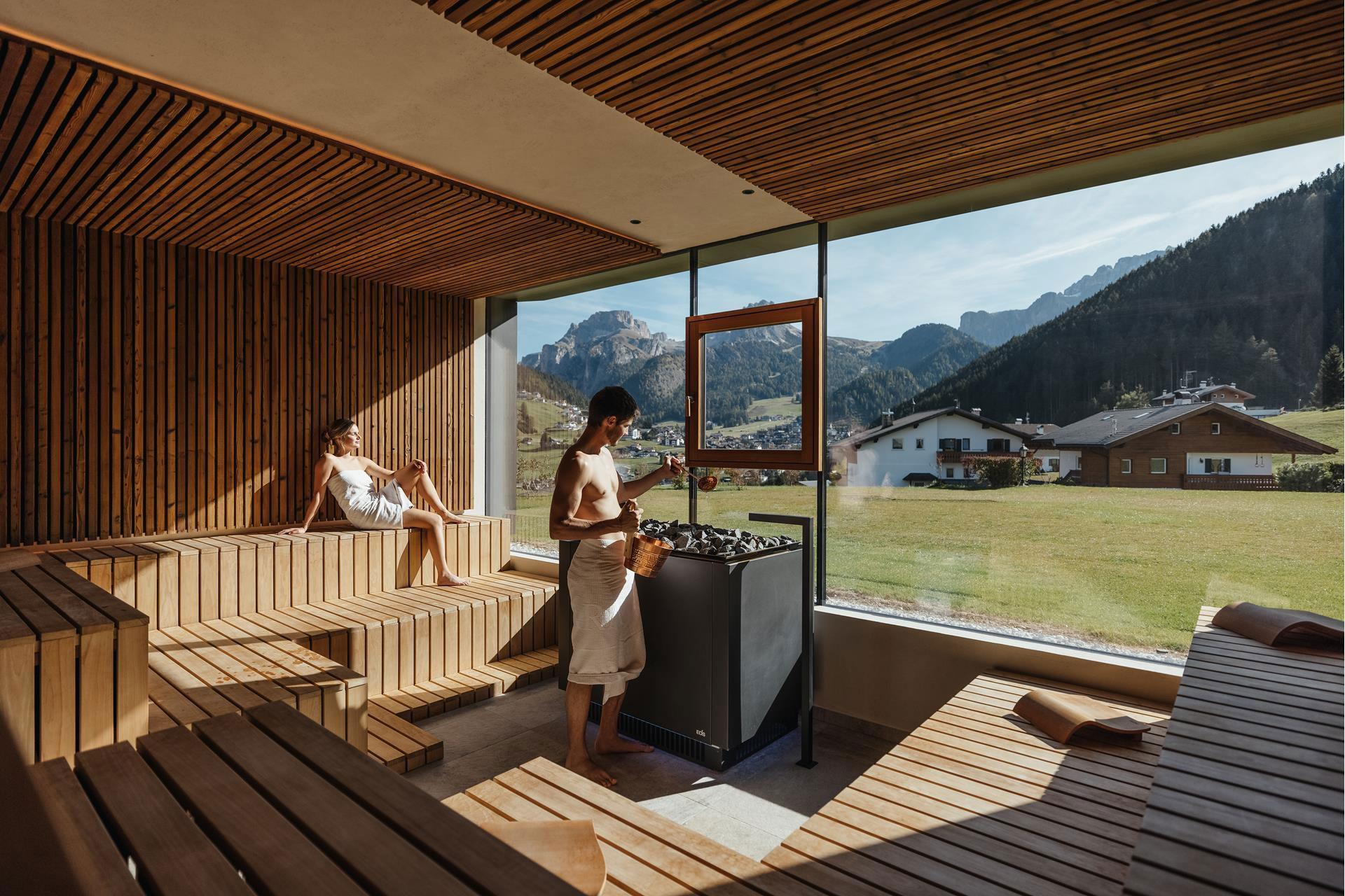 Coppia che si gode l'esperienza di sauna nella sauna panoramica per eventi