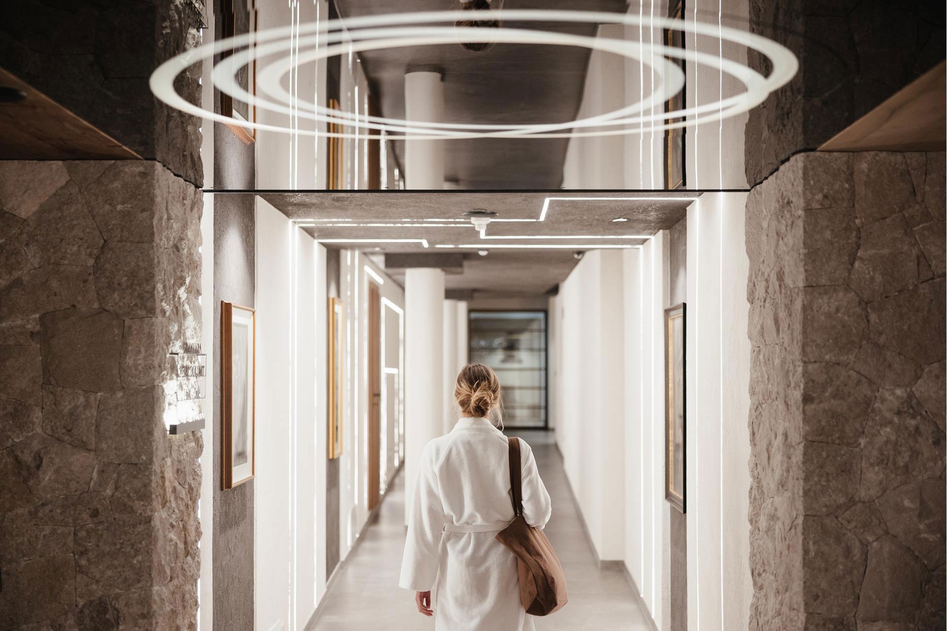 Donna nell'area spa dell'hotel