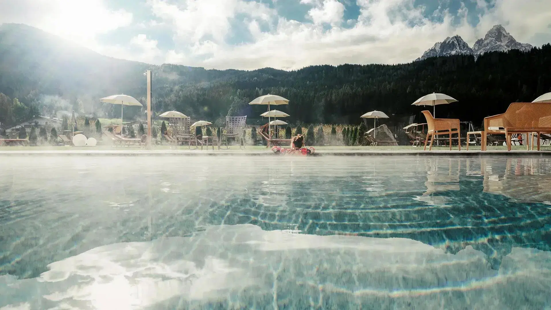 Vista invernale dell'Helmhotel con Dolomiti innevate
