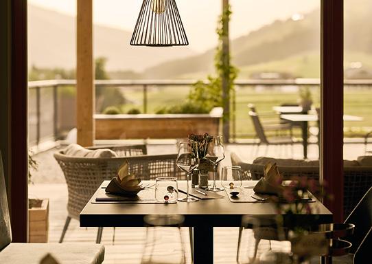 Sala ristorante con vista panoramica sulle montagne