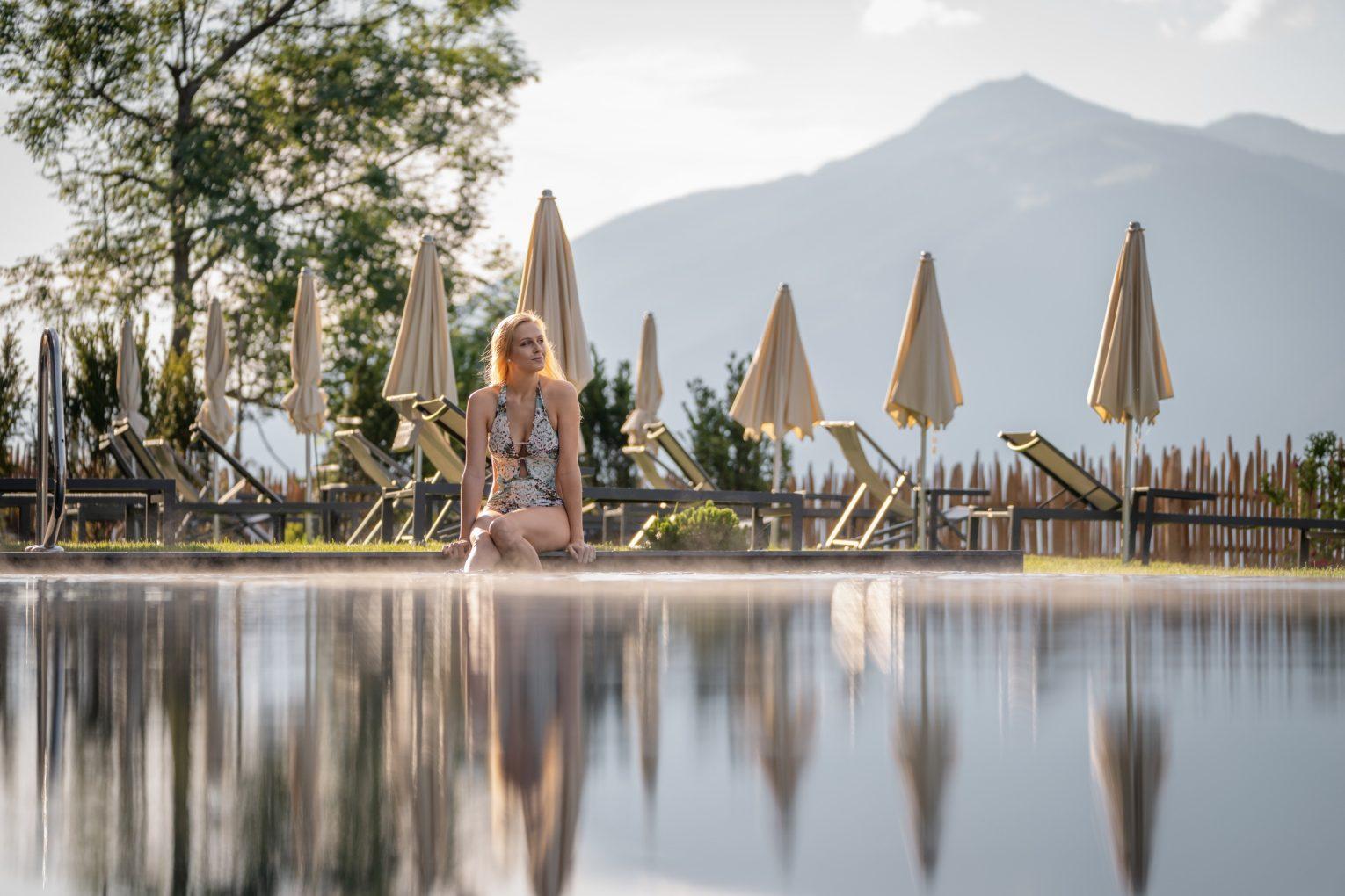 Piscina con paesaggio montano