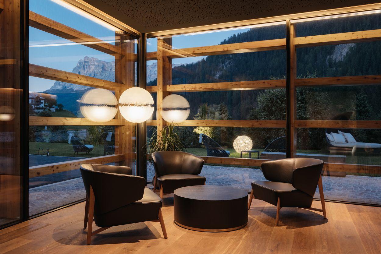 Stube tradizionale in legno con stufa in calce