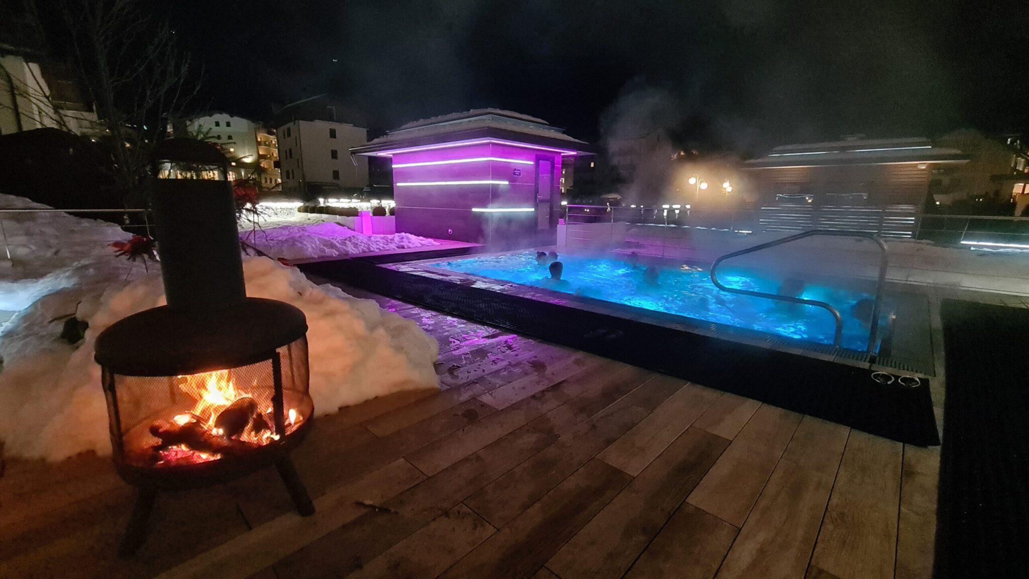 Piscina esterna riscaldata in inverno con neve