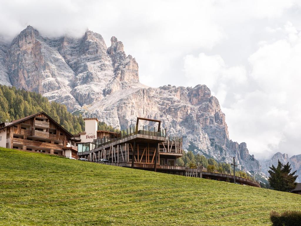 Dolomiti Wellness Hotel Fanes esterno