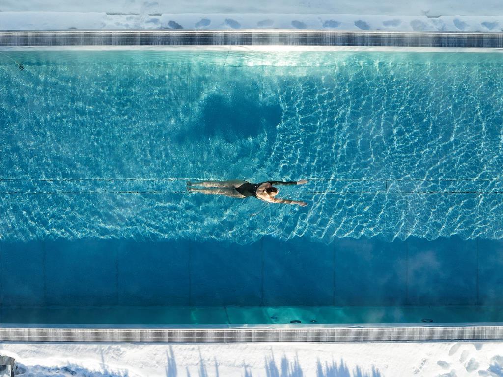 Nuotare nella Sky Pool in inverno