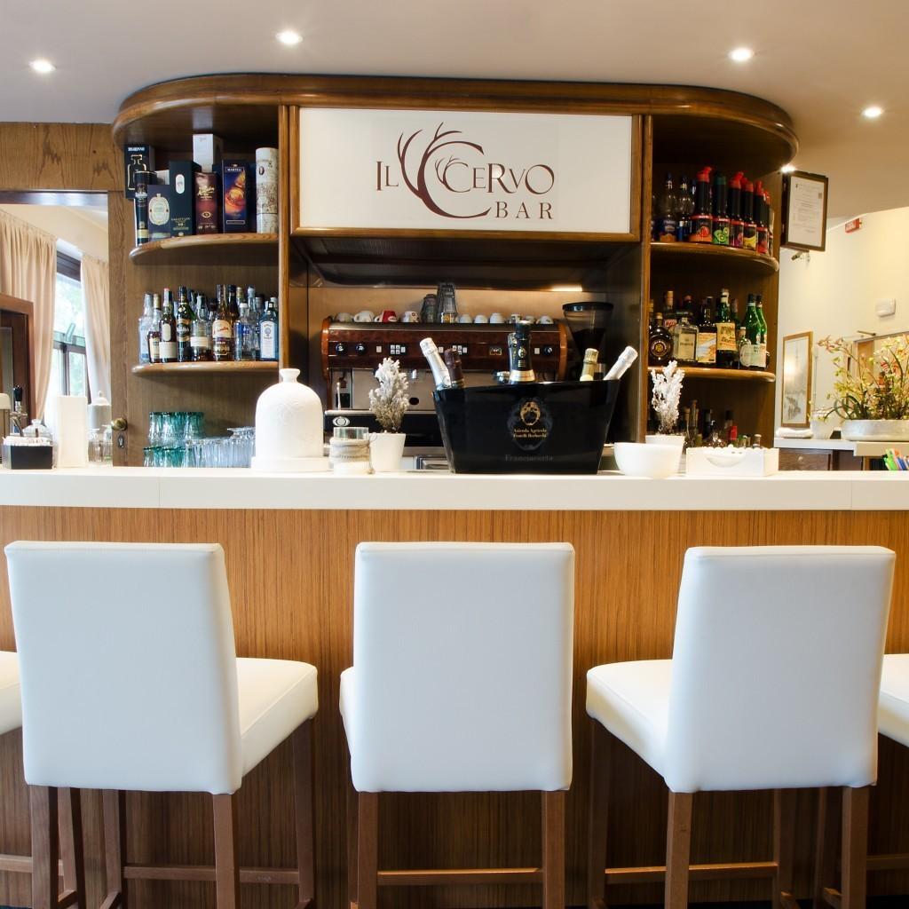 Bar interno con caminetto