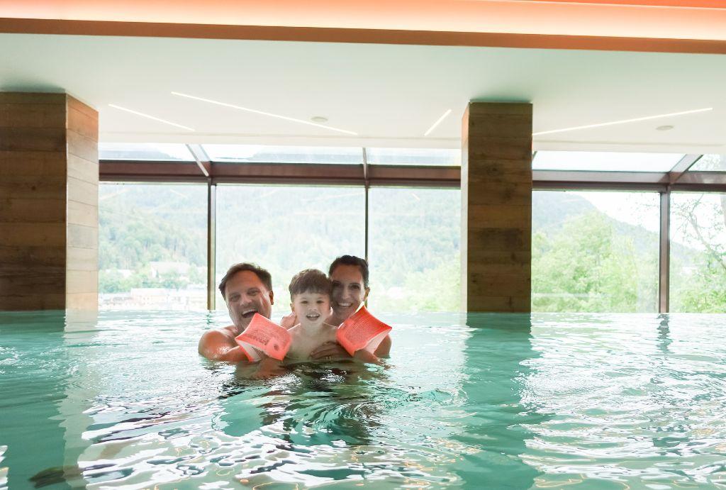 Piscina coperta panoramica con vista sulle montagne