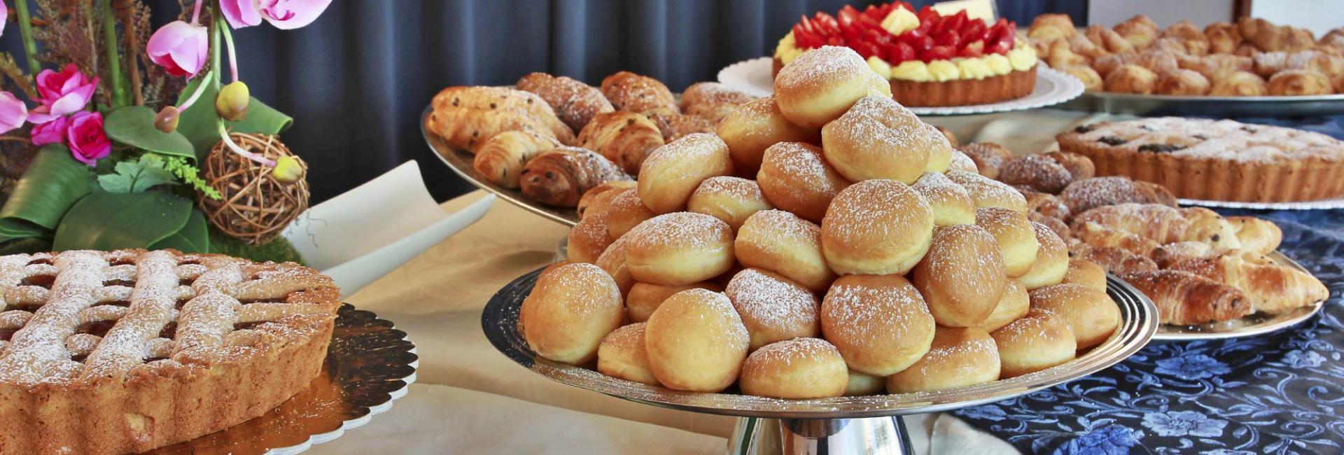 Vista generale dell'hotel immerso nel parco