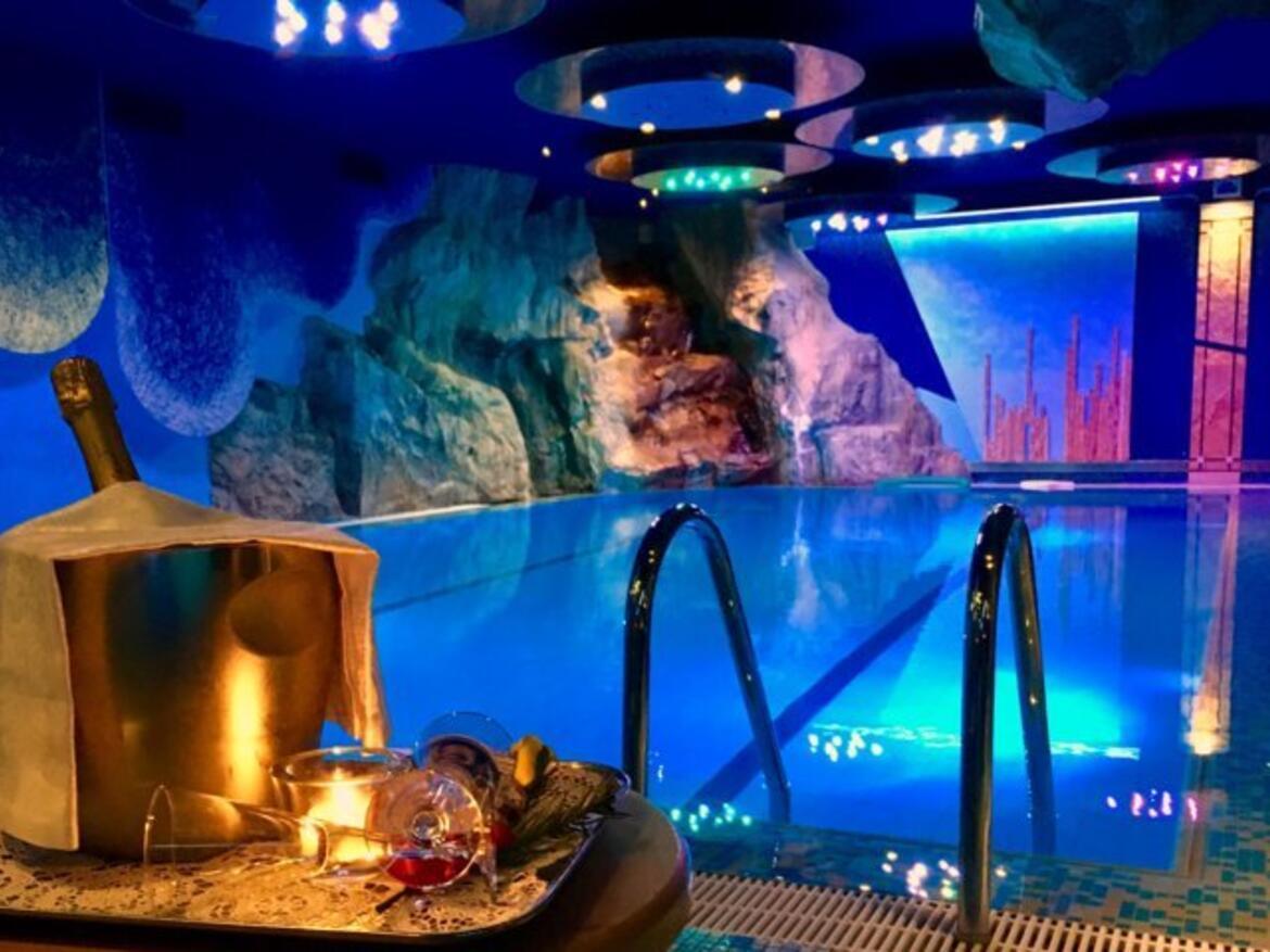 Centro benessere con piscina e vista Dolomiti