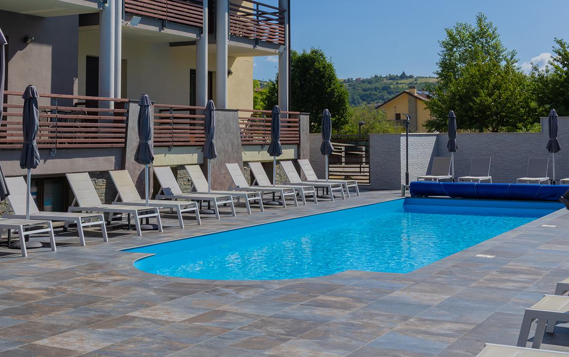 Piscina esterna con solarium