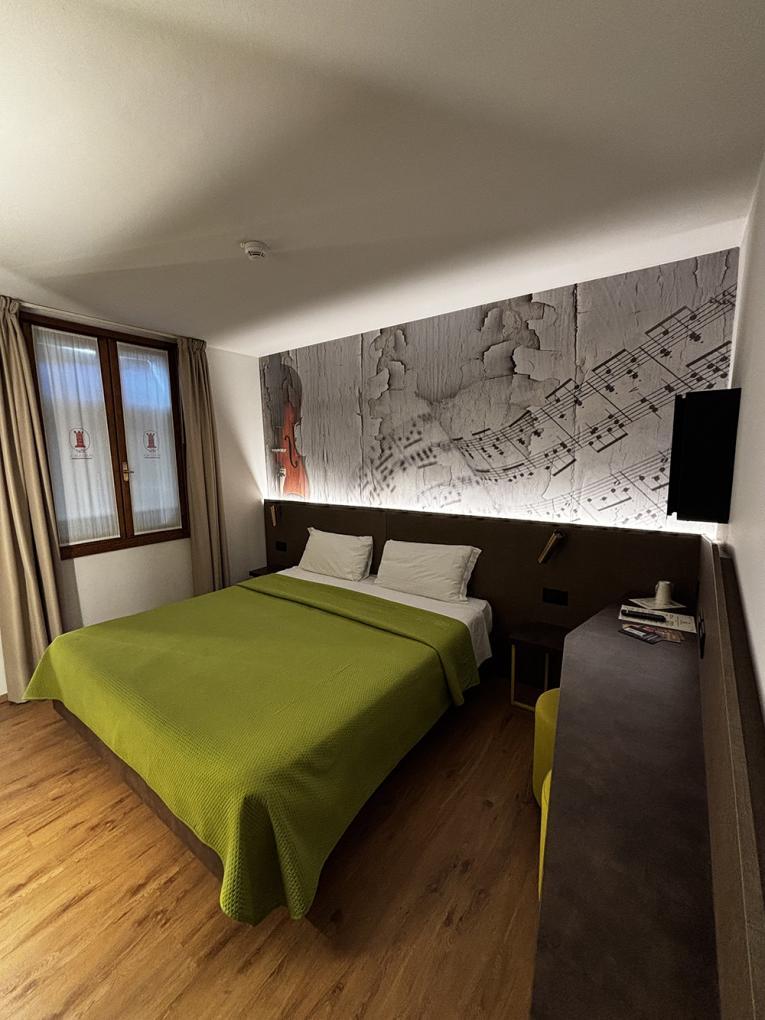 Camera moderna con letto matrimoniale e decorazioni musicali