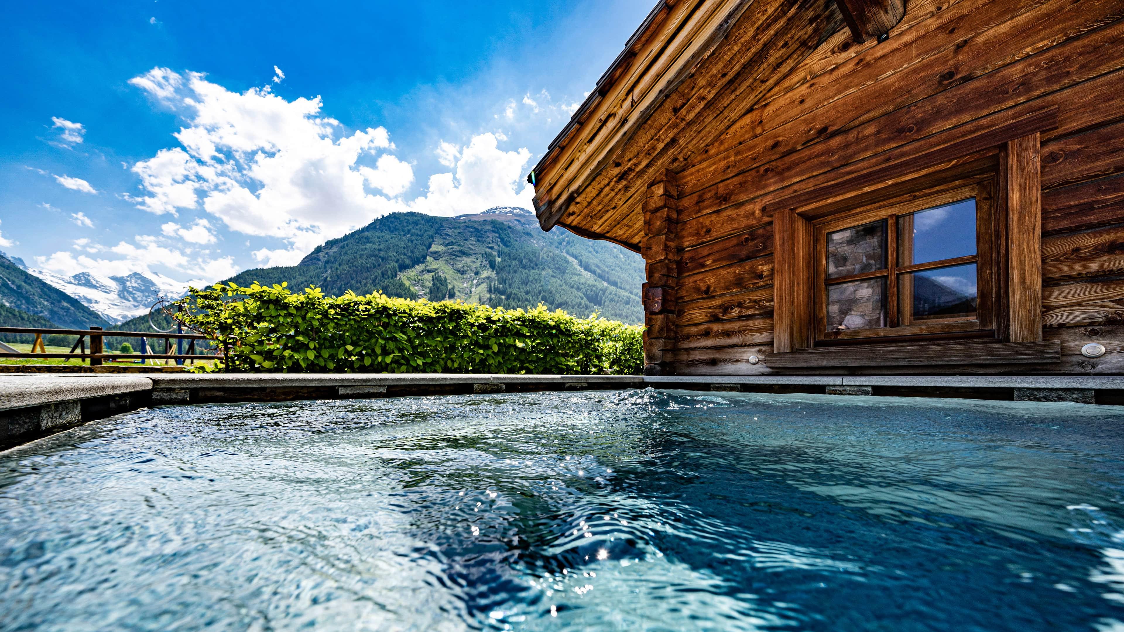 Piscina esterna affacciata sui prati di Sant’Orso