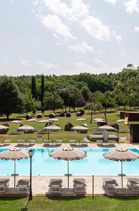 Piscina a sfioro con paesaggio circostante