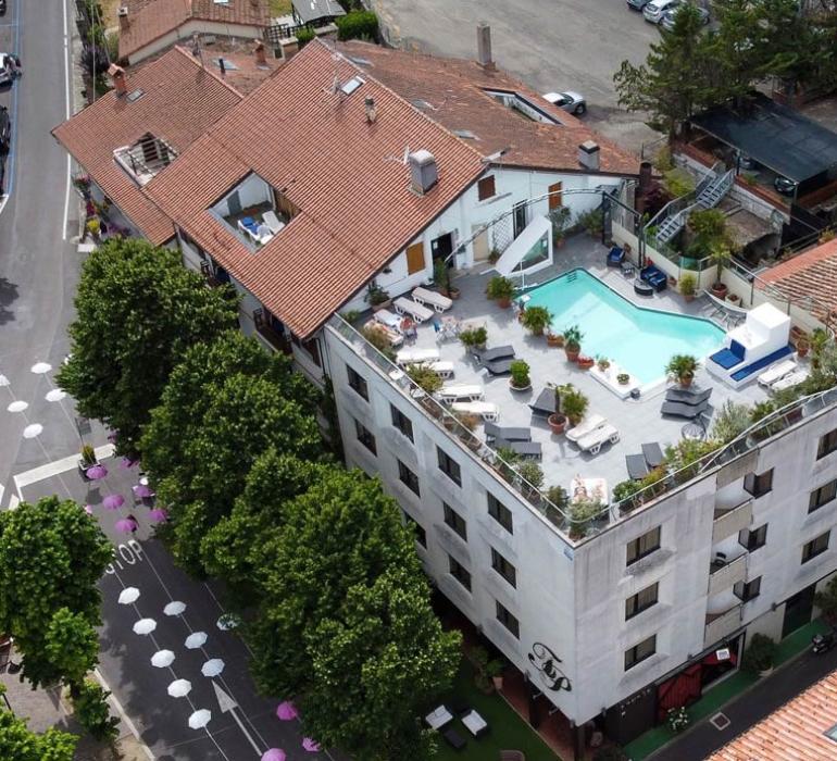 Piscina panoramica sul tetto con vista sul borgo medievale