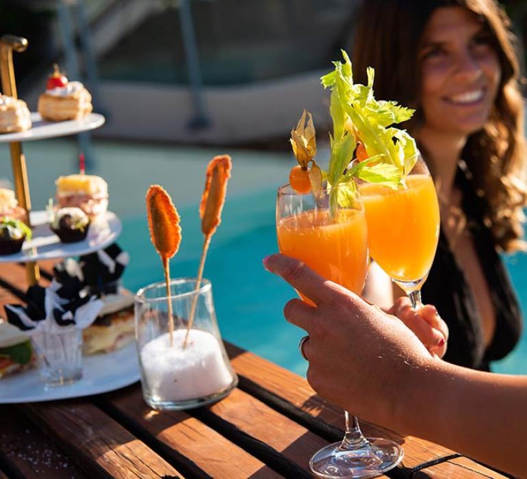 Zona solarium della piscina con vista sulle montagne