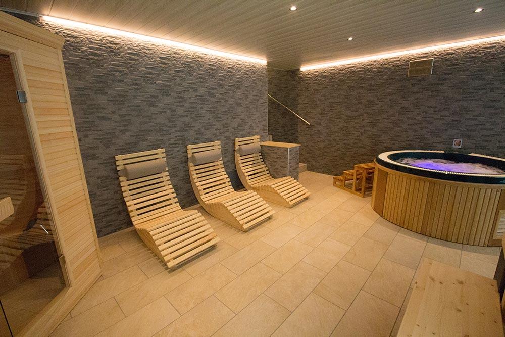 Angolo relax della spa con lettini e cuscini