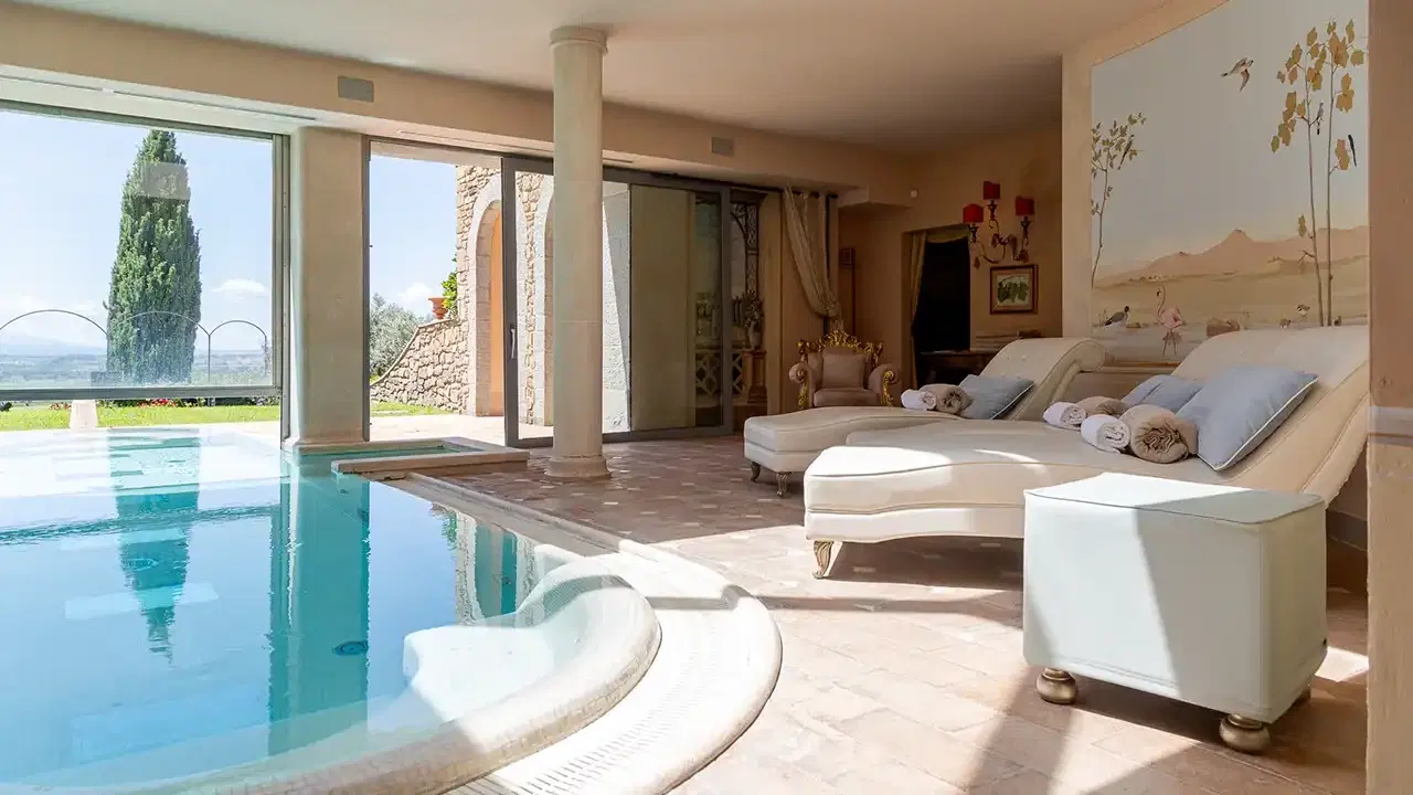 Interno della Thesan Spa con arredi naturali e vista sulla campagna