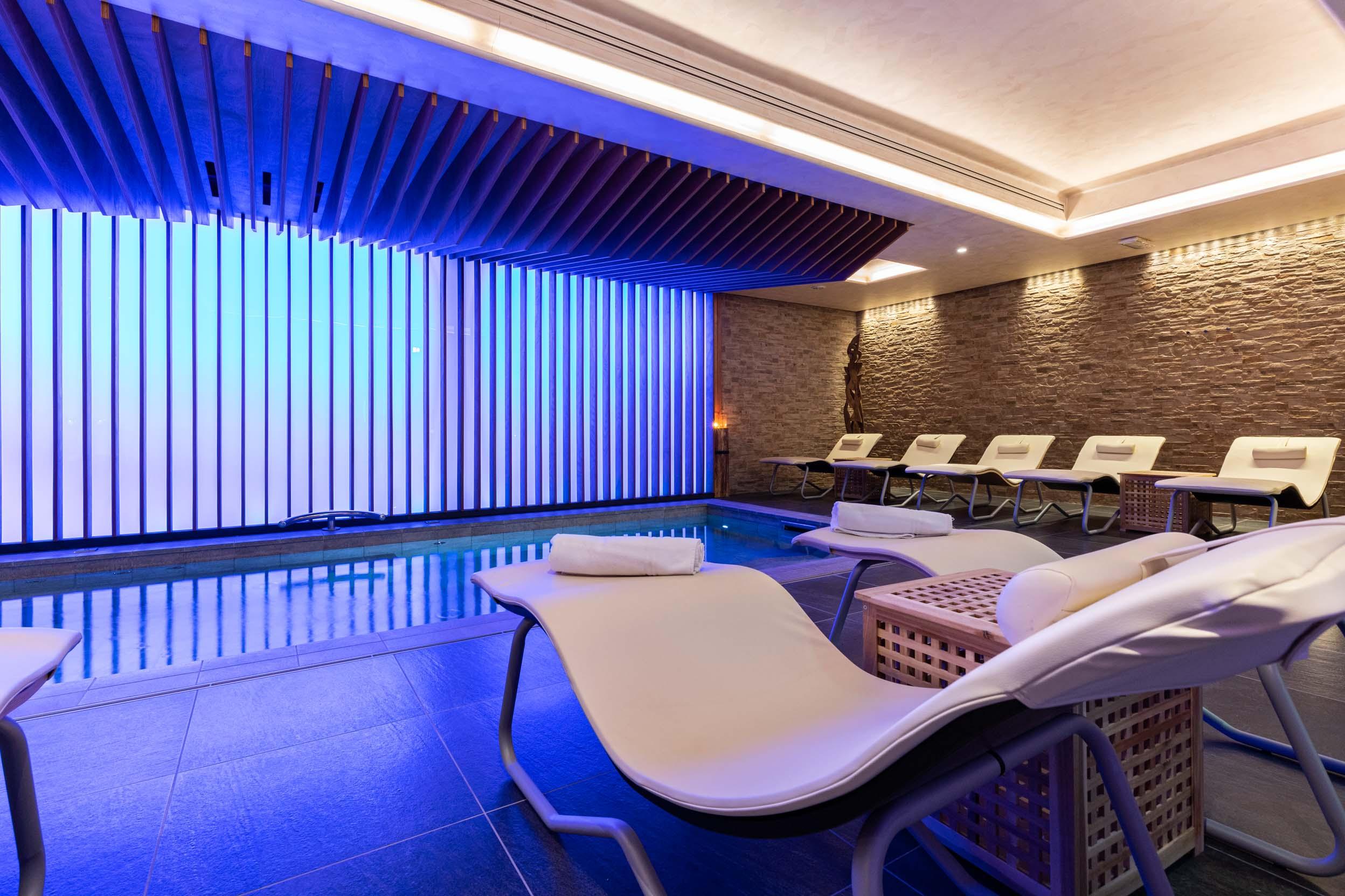 Vista esterna del resort con piscina e vigneti