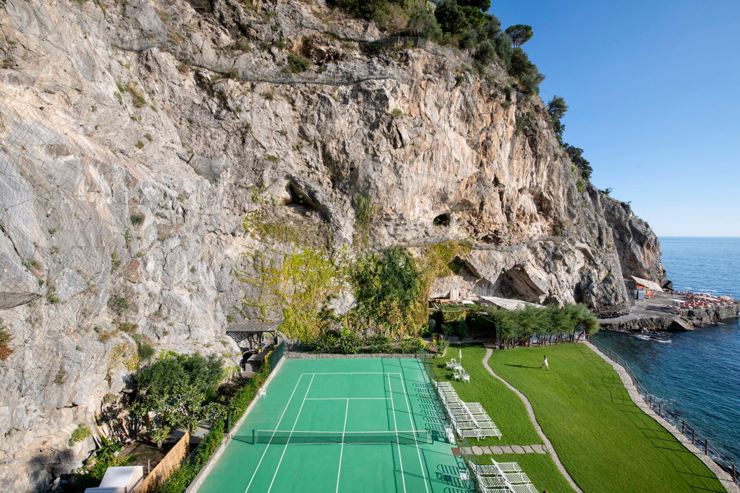 Campo da tennis vista mare