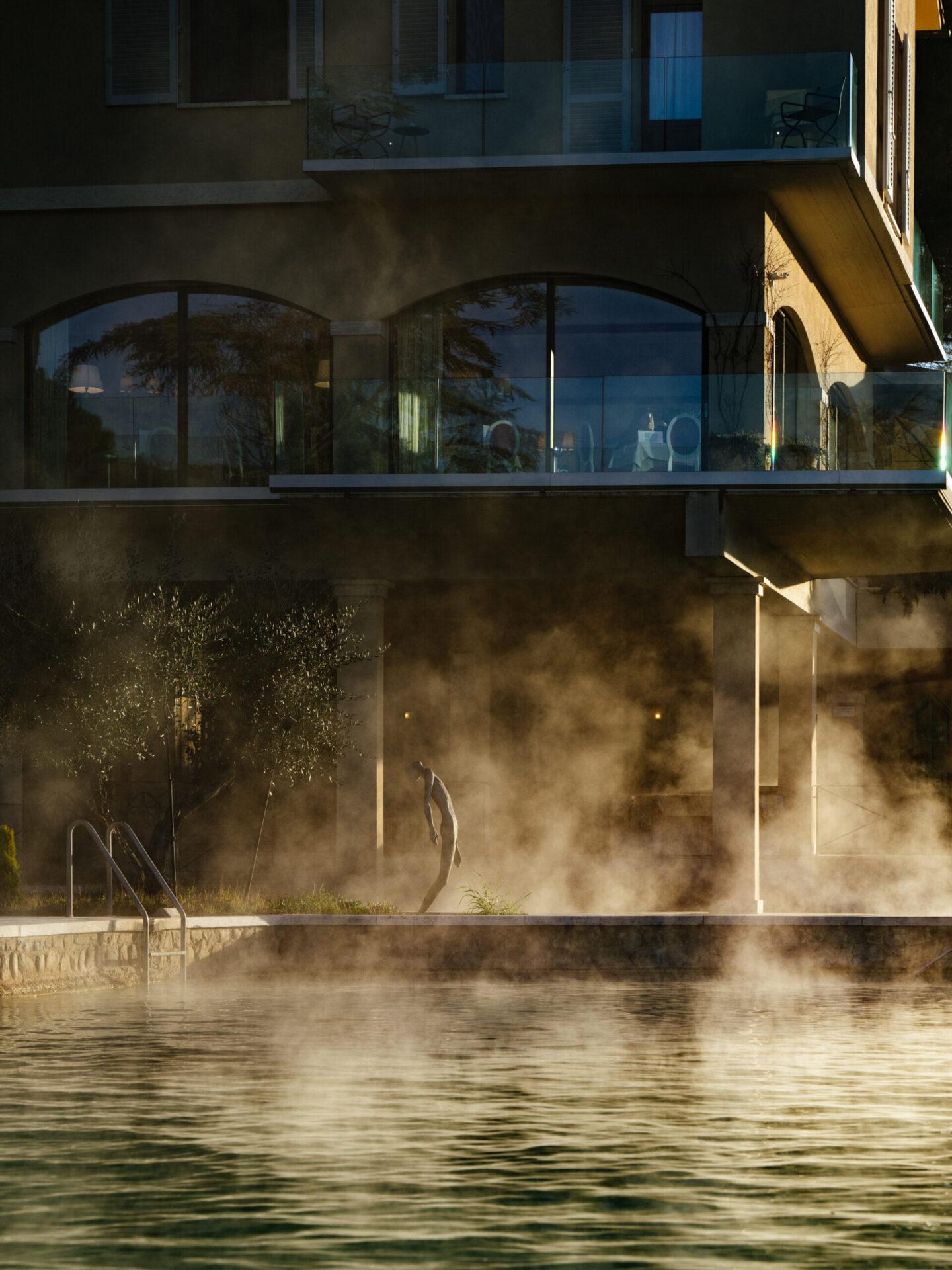 Facciata storica di Hotel La Posta con vista sul giardino termale