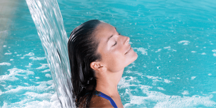 Piscina con lancia cervicale.