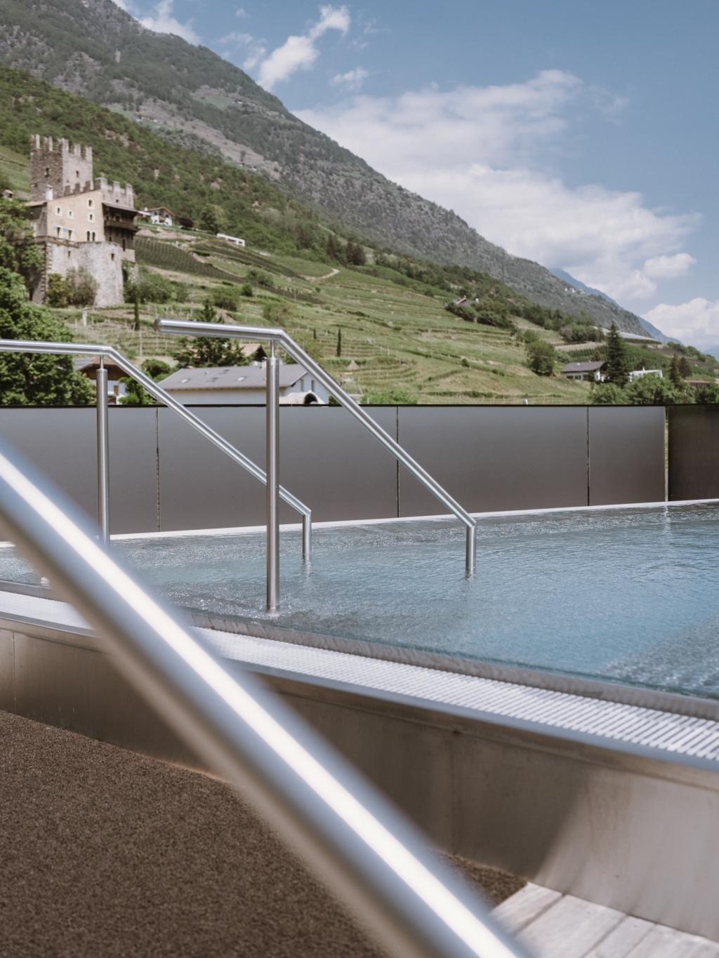 Nudepool con vista sul Castello Hochnaturns