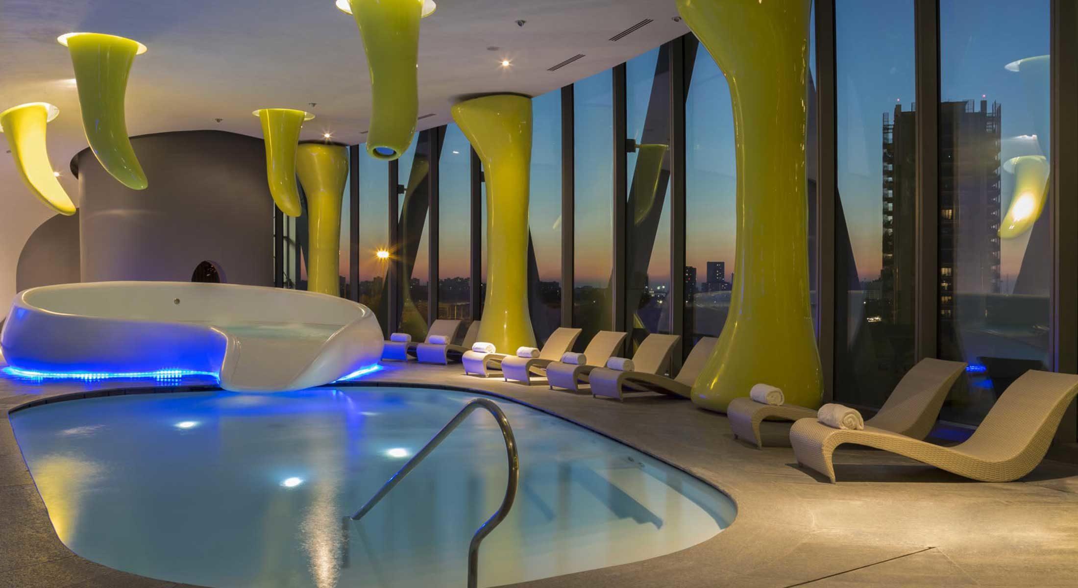 Area wellness con piscina riscaldata