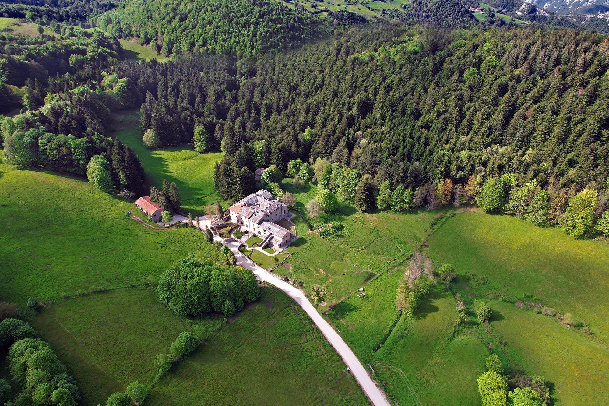 Vista aerea del Monastero Sant'Alberico immerso nella valle