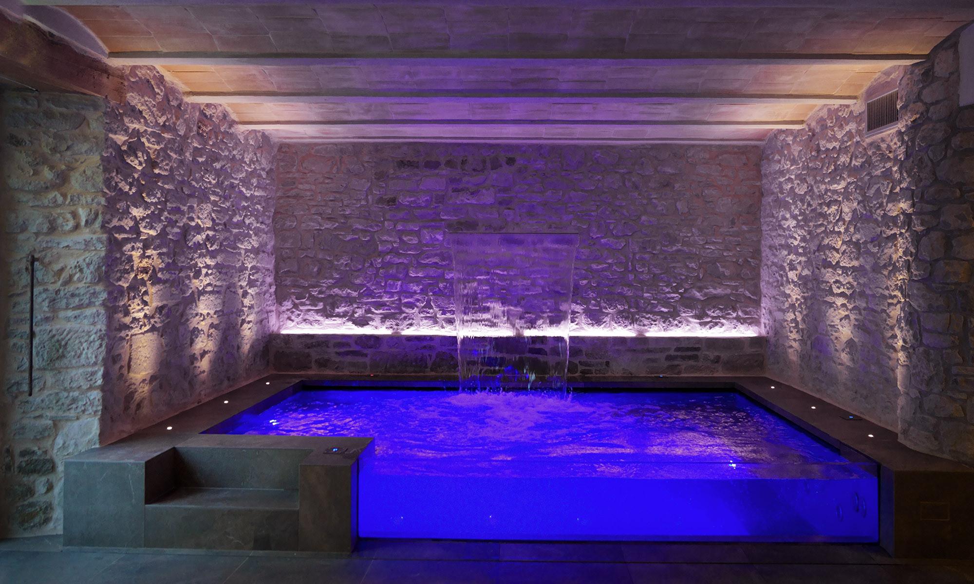 Spa interna con illuminazione soffusa e pietra