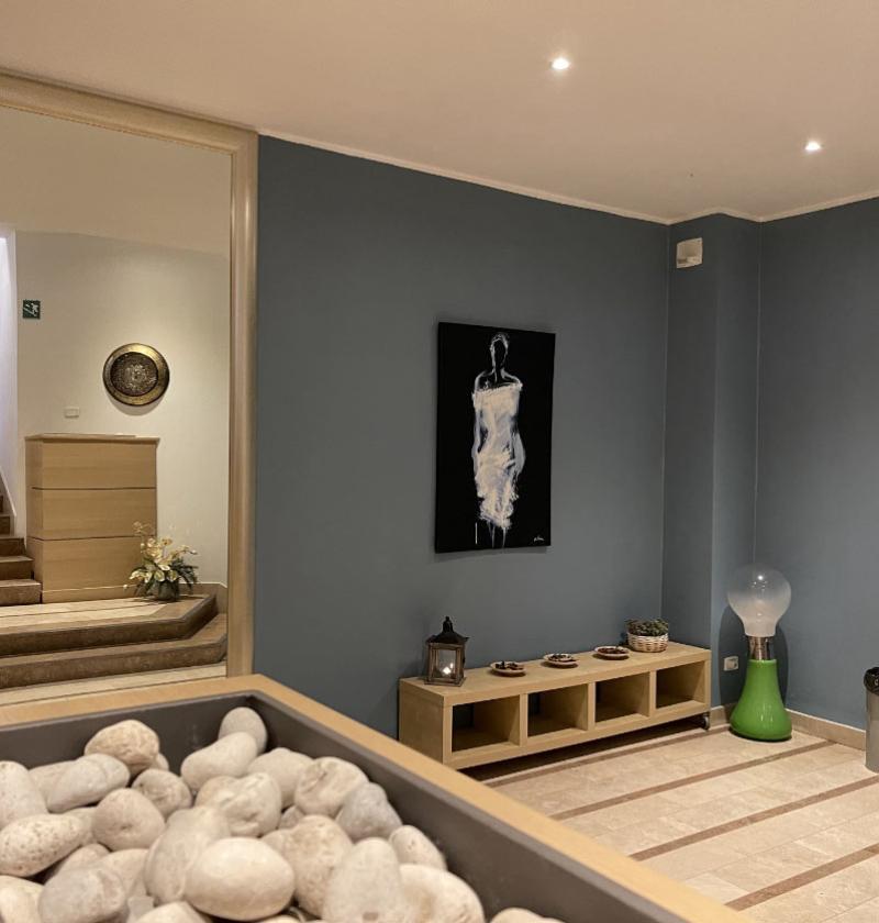 Interno moderno della beauty farm con decorazioni minimaliste