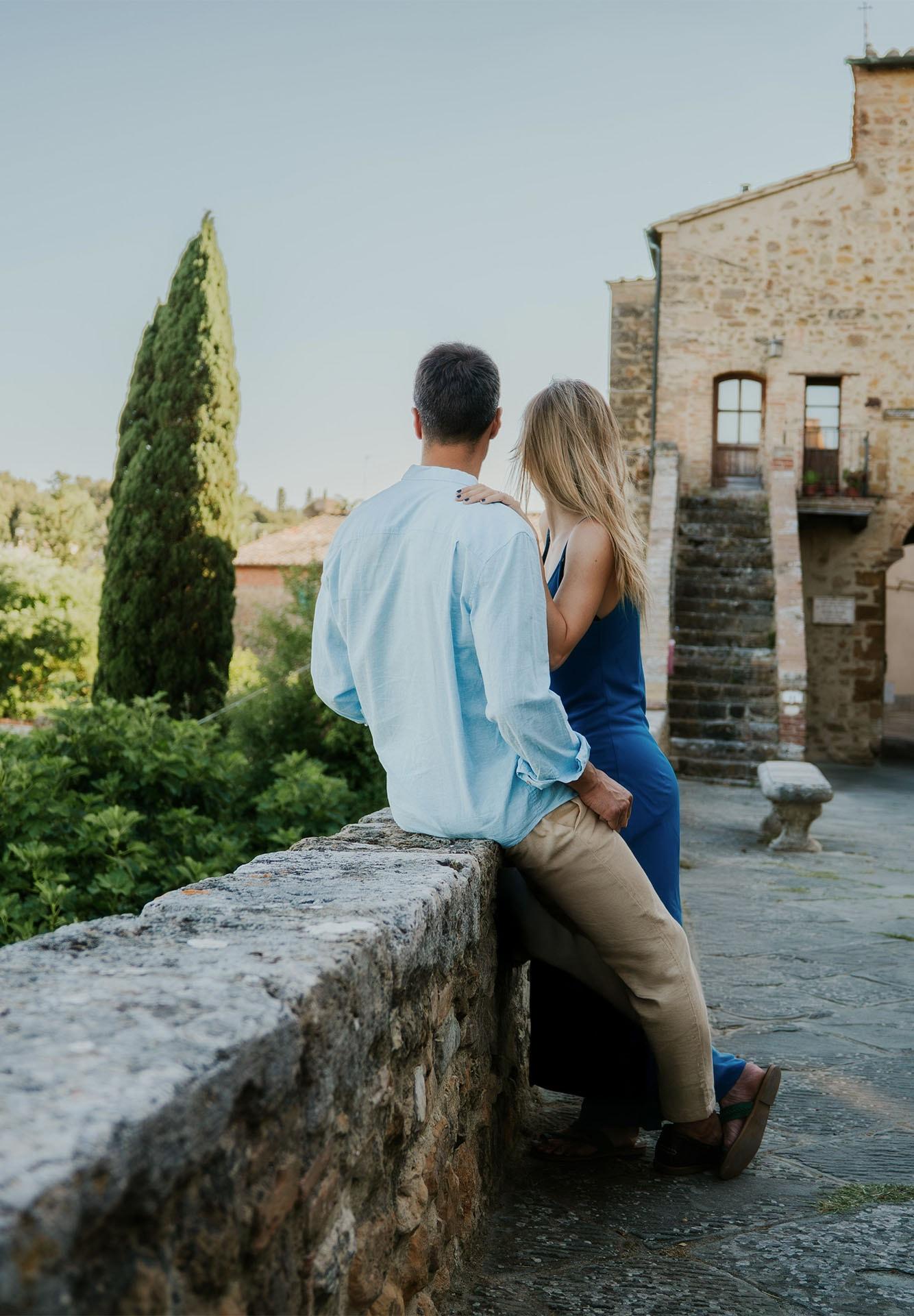 Coppia di ragazzi che ammira il borgo medievale di San Quirico d’Orcia, Siena