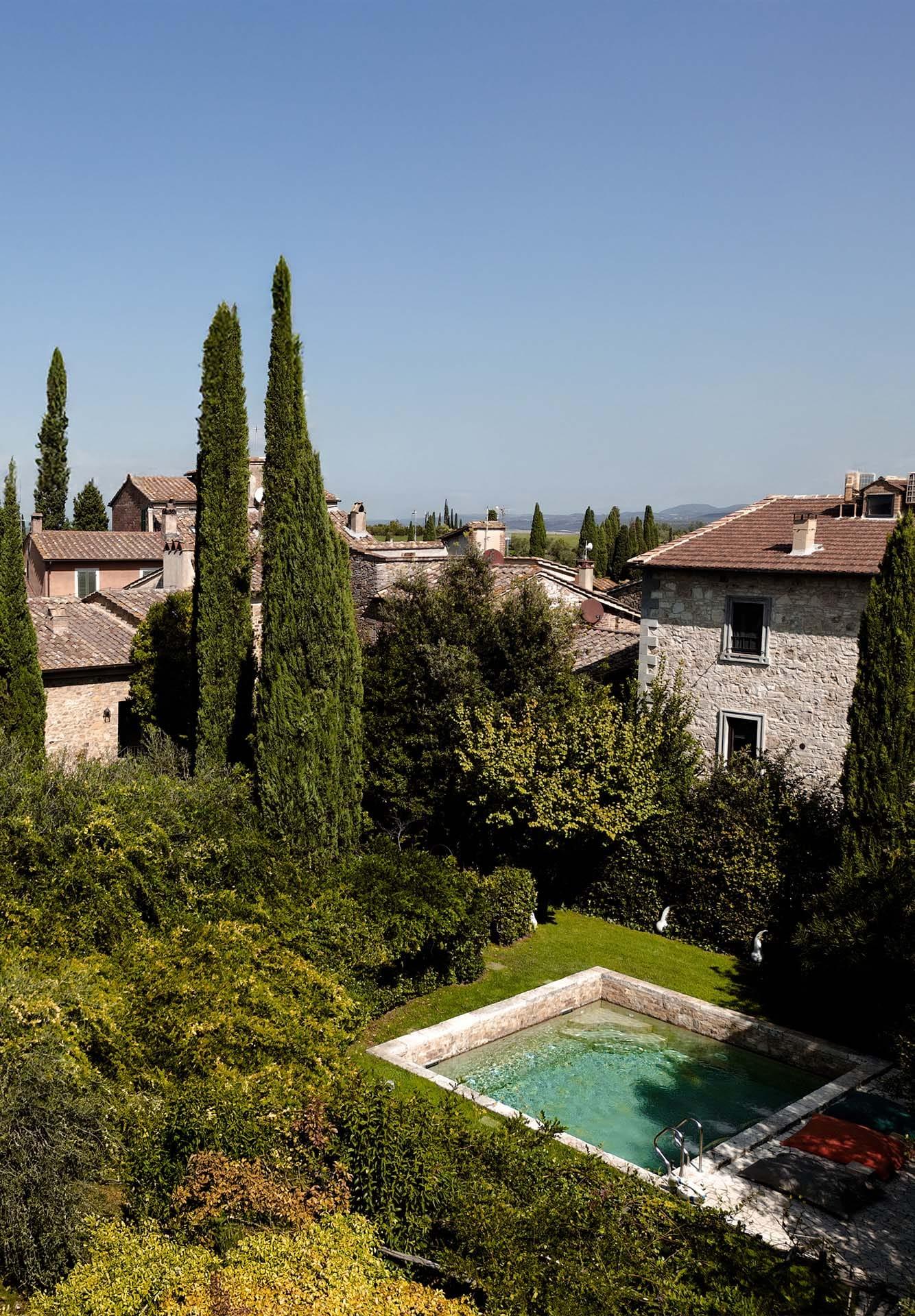 Vista aerea sul Luxury & Wellness Hotel Palazzo del Capitano con giardino e piscina a San Quirico d’Orcia