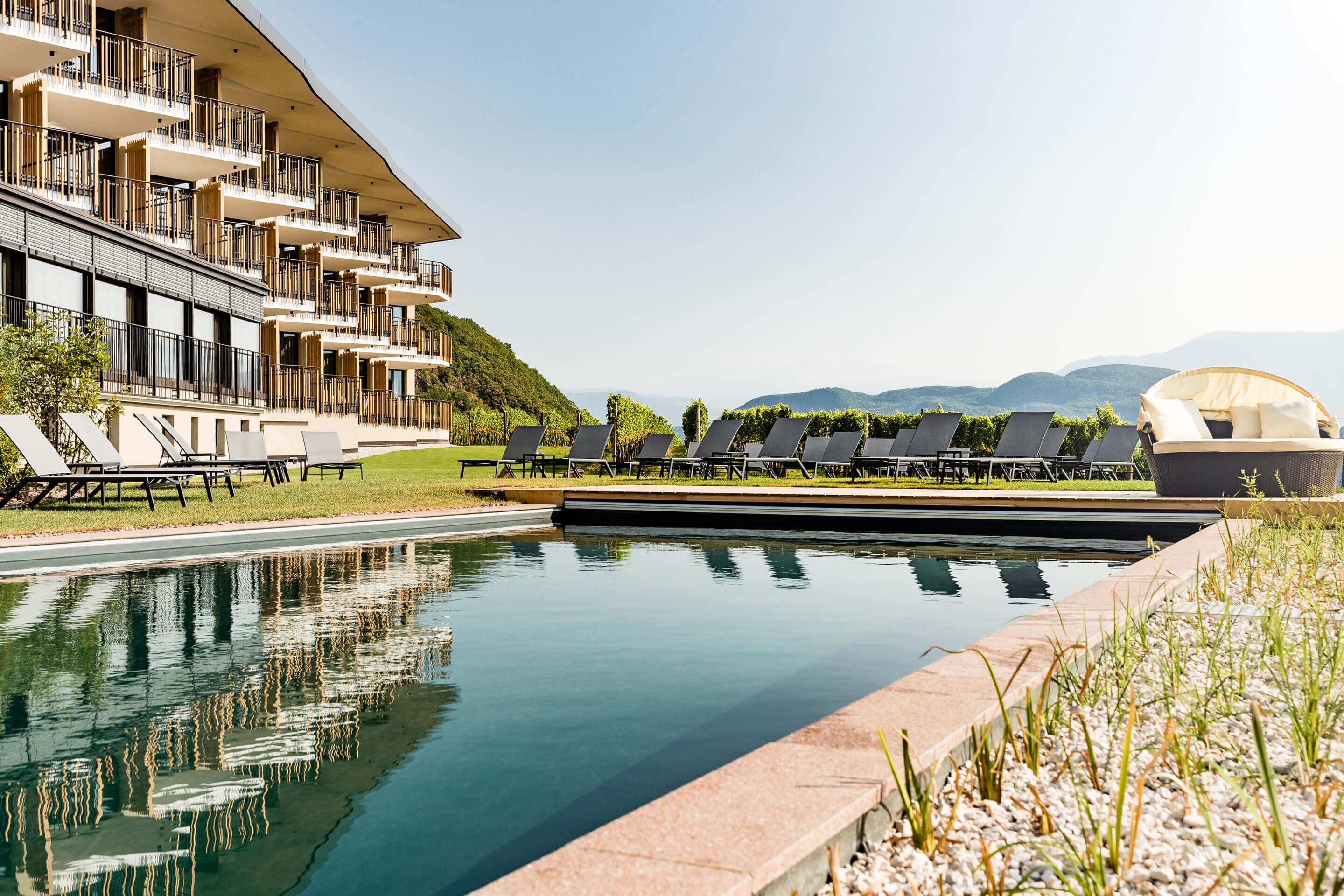 Esterno dell'hotel con piscina panoramica