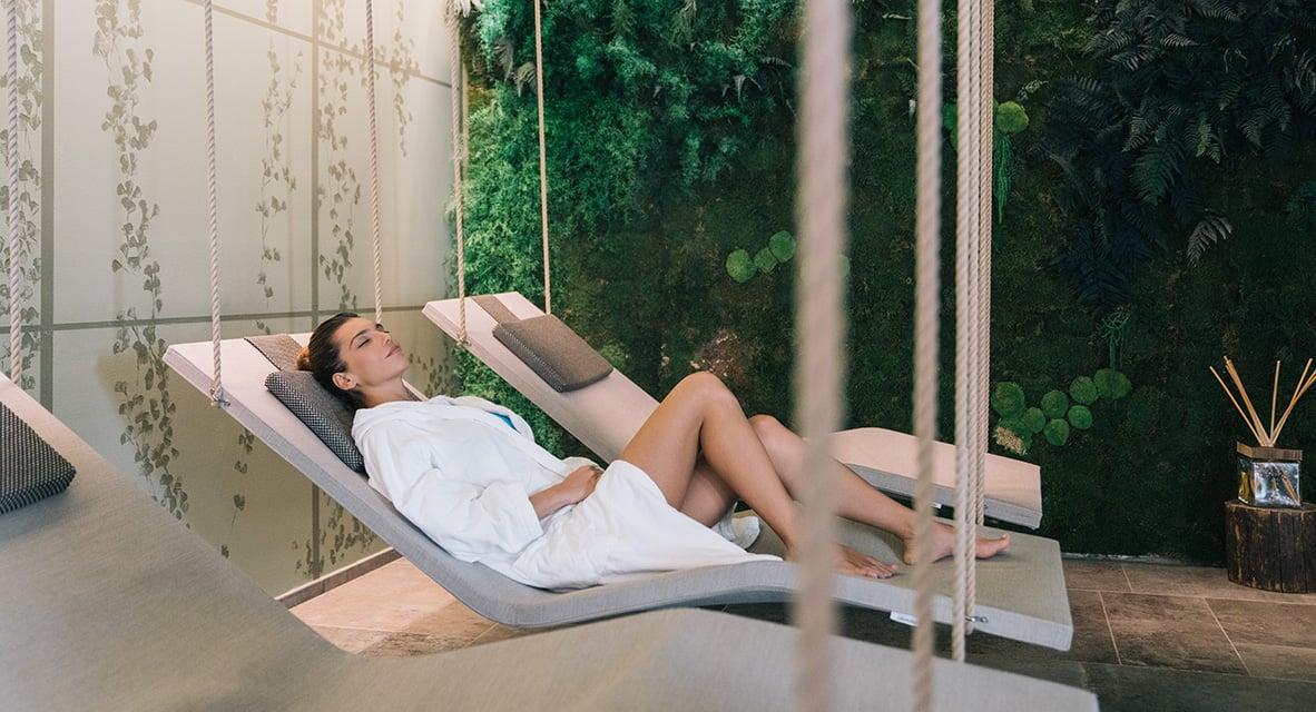 Giardino delle Ninfe con piscina esterna