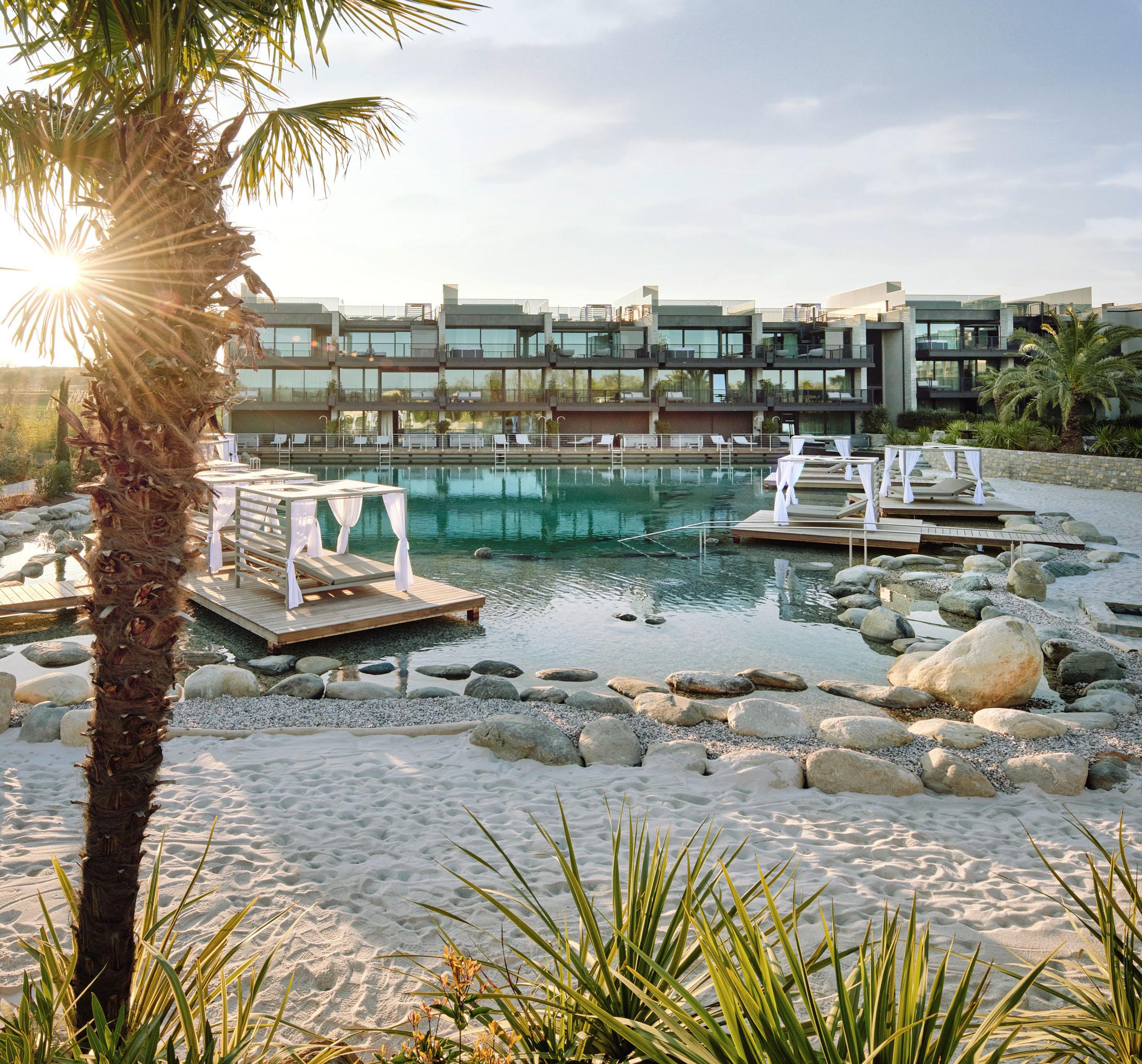 Lago balneare naturale circondato da giardini e vegetazione