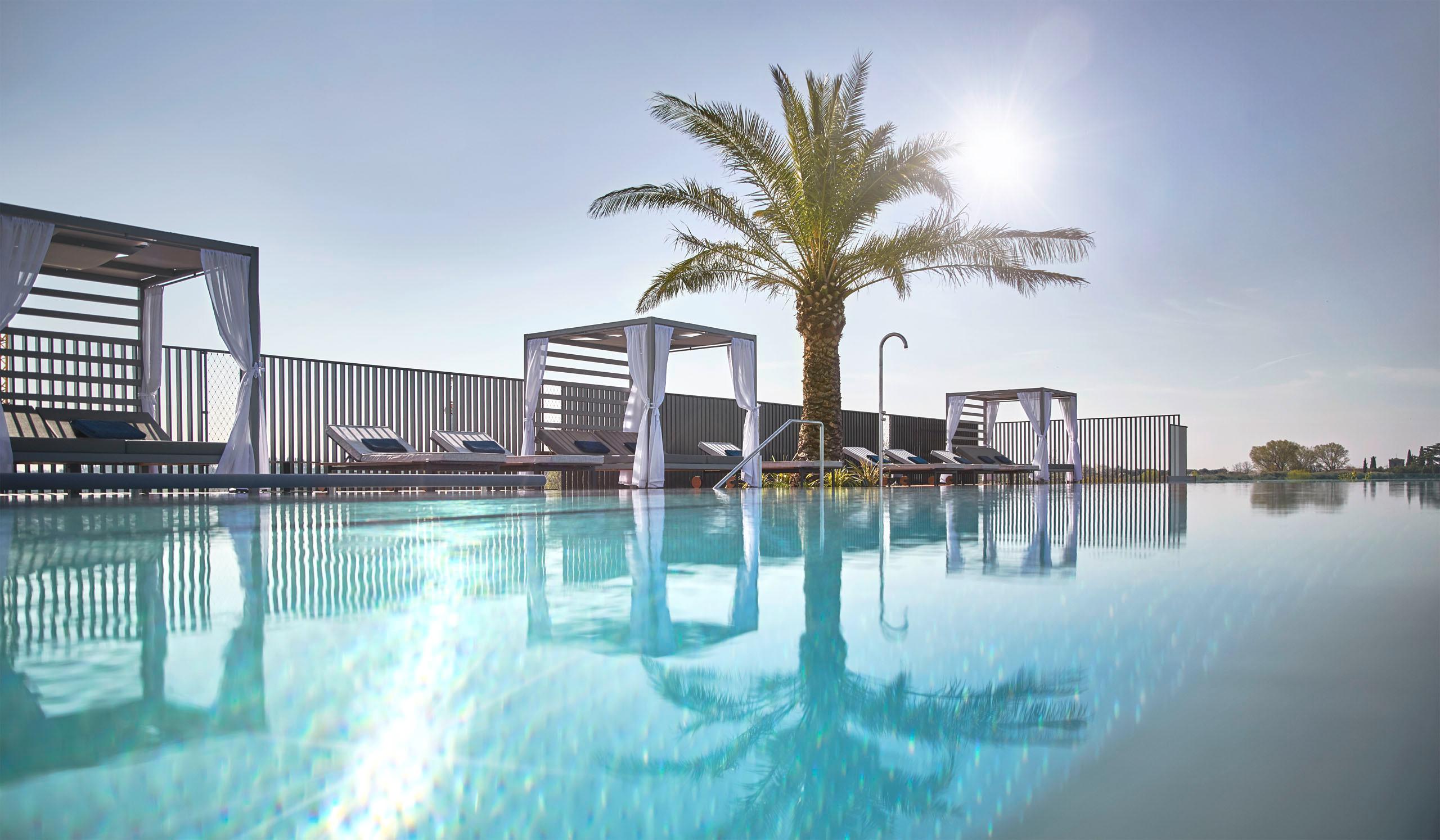 Sky pool riscaldato per adulti con vista panoramica sul lago