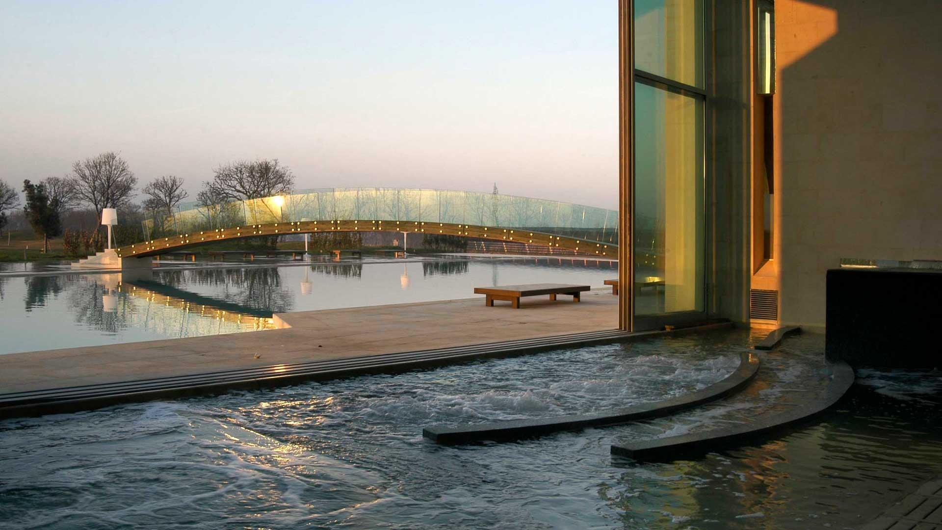 Paesaggio acquatico al tramonto con ponte moderno