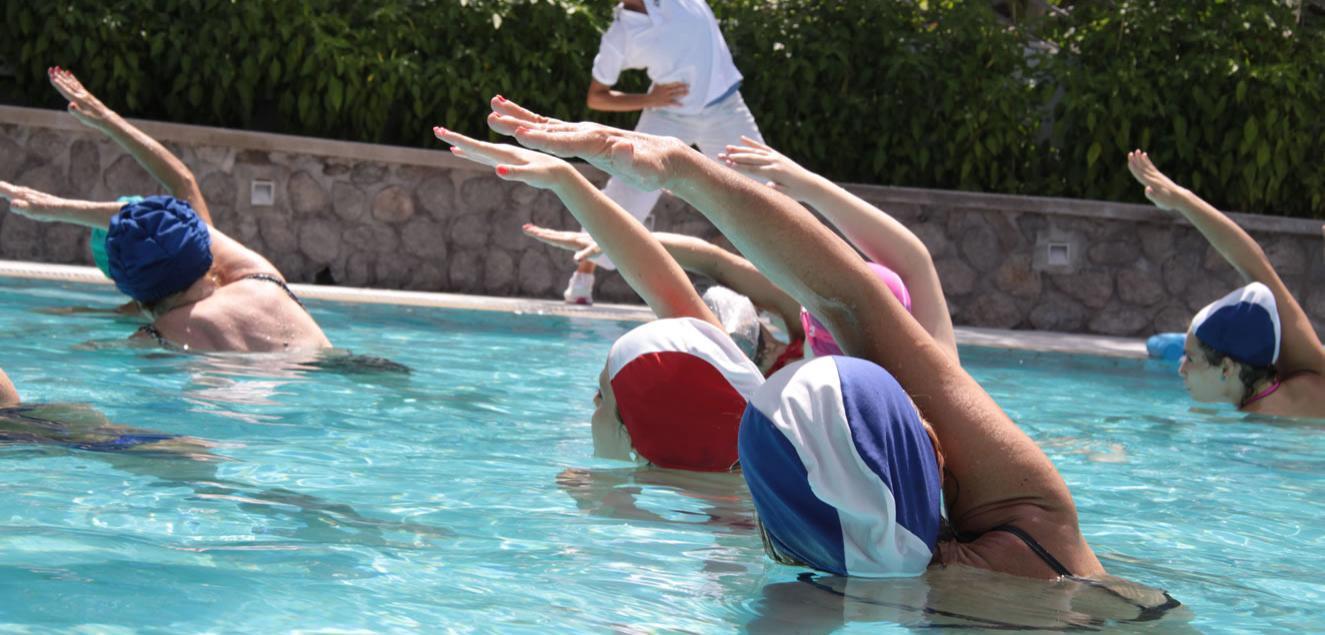 Piscina interna riscaldata con idromassaggi