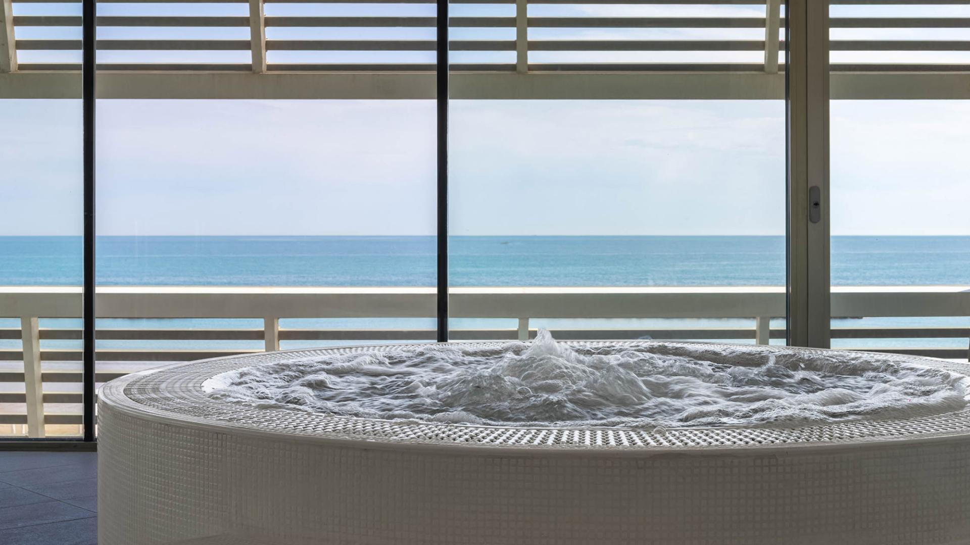 Vista mare da una vasca idromassaggio, relax e serenità