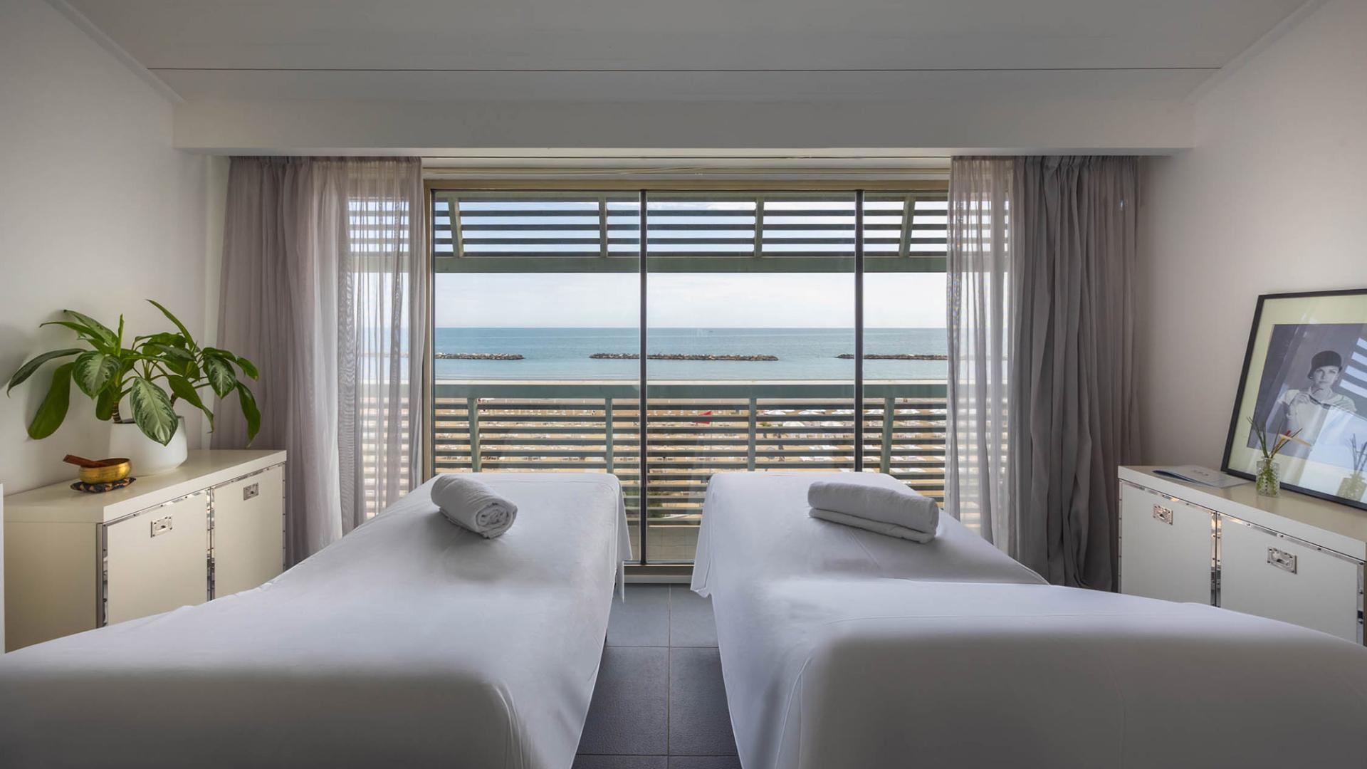 Massaggio rilassante a quattro mani su schiena, momento di puro benessere