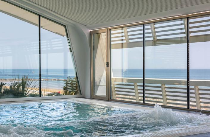 Vista mare da una jacuzzi, luce e relax