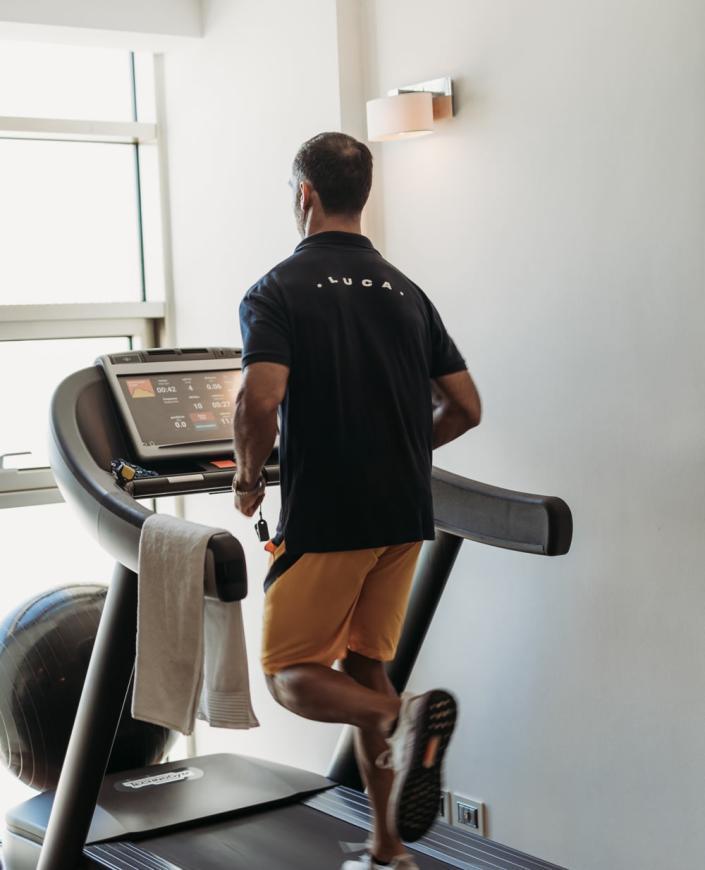 Uomo corre su tapis roulant, atmosfera di determinazione e concentrazione